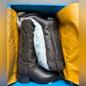 New in Box Alvies Women's Brown Heeled Boots